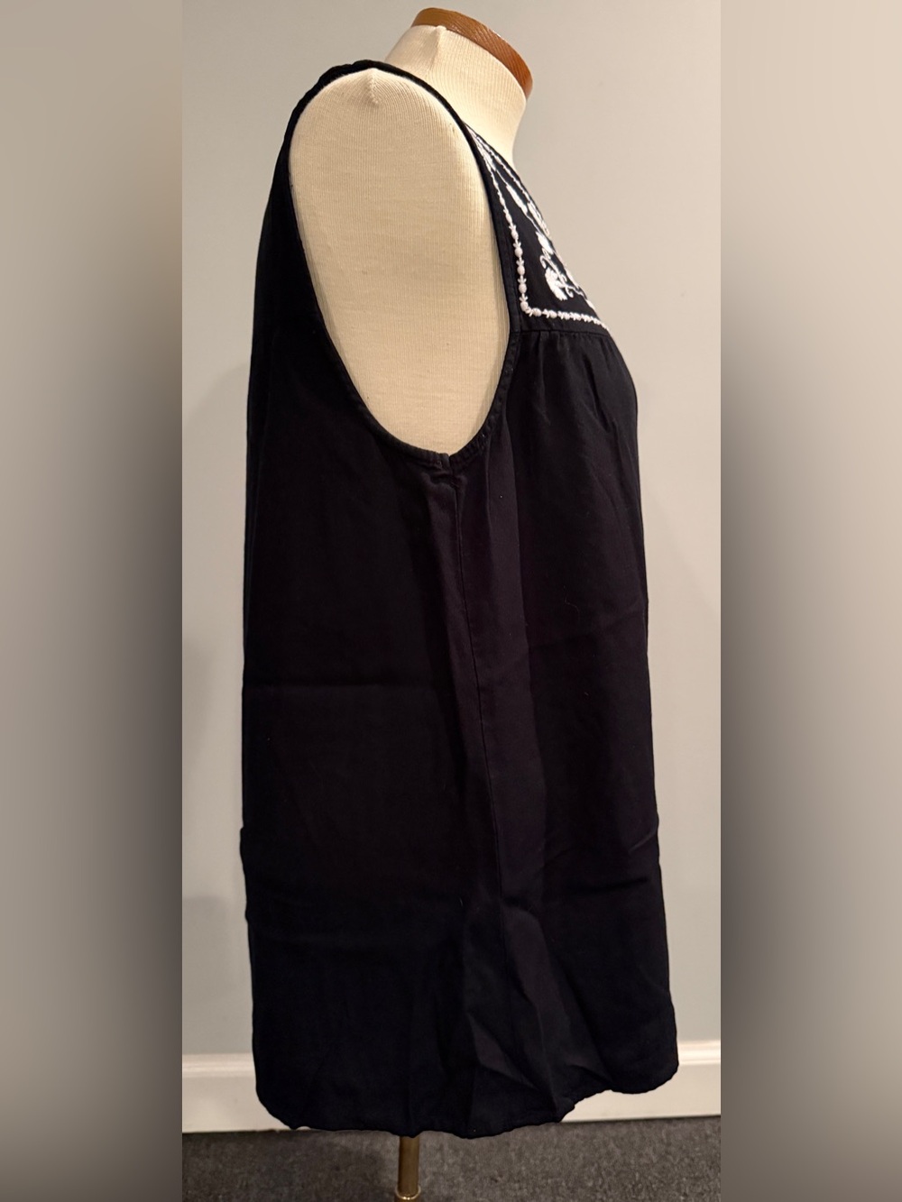 Old Navy Embroidered Tank Large - Picture 2 of 6
